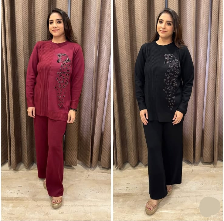 Elegant Sweater With Flower Design TT085